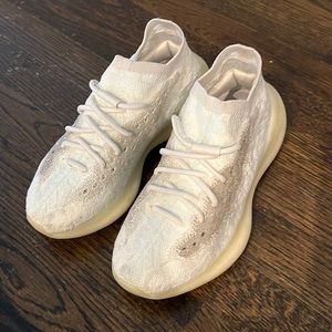 Worn once glow in the dark Yeezy size 6, women’s 7